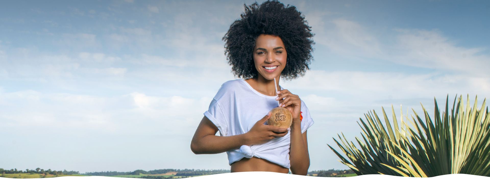 Mulher com água de coco Autenticoco